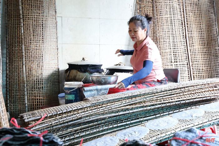 Với chị Nguyễn Thị Mậu, 30 năm về làm dâu ở chợ Cầu (nay thuộc TDP Kỳ Châu, phường Sông Trí) thì có đến 29 năm theo nghề tráng bánh gia truyền của gia đình chồng.