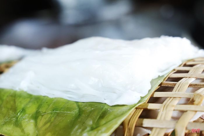 Qua năm tháng, bánh đa, bánh mướt chợ Cầu vẫn vẹn nguyên hương vị mộc mạc của hạt gạo quê, được những người làm nghề lặng lẽ gìn giữ. Để mỗi lần ghé phường Sông Trí, thưởng thức chiếc bánh đa nóng hổi vừa ra lò, du khách sẽ cảm nhận trọn vẹn những giá trị bình dị, gần gũi và mộc mạc trao truyền qua bao thế hệ.