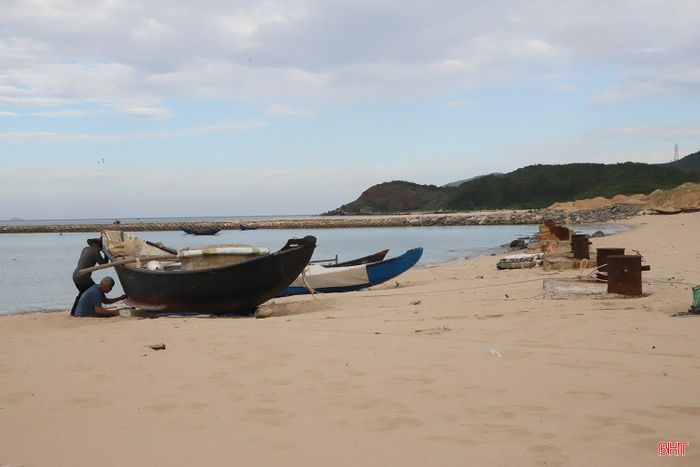  Không ít tàu cá trong quá trình di chuyển đã va chạm với nền cát bồi, làm hư hỏng chân vịt, phải sửa chữa hoặc thay mới, gây thiệt hại đáng kể về kinh tế. 