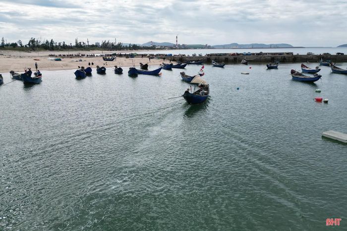 So với trước đây, độ sâu luồng lạch tại âu thuyền đã giảm đáng kể, từ hơn 4m xuống còn khoảng hơn 1,5m ở vị trí sâu nhất; nhiều khu vực chỉ còn khoảng 1m nước. Các dải cát liên tục bồi lấp, lấn sâu vào lòng âu.