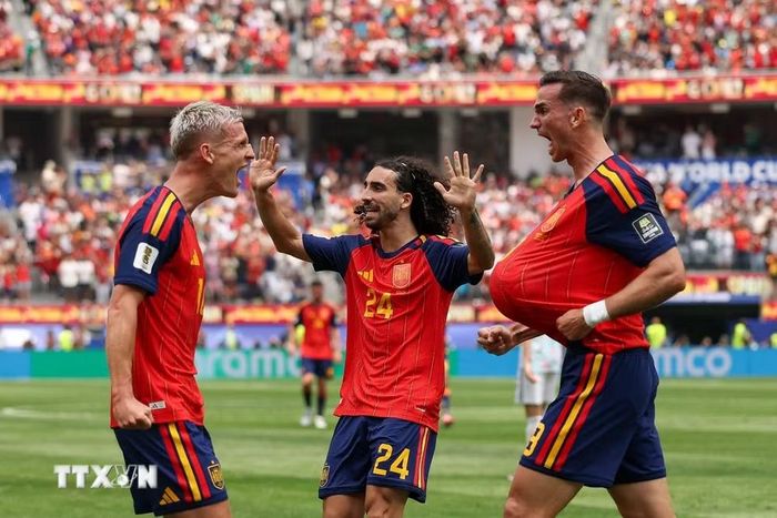 Niểm vui của các cầu thủ Tây Ban Nha sau bàn thắng của Fabian Ruiz. (Ảnh: AFP/TTXVN)