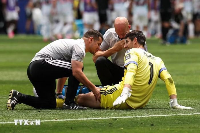 Thibaut Courtois buộc phải rời sân vì chấn thương. (Ảnh: AFP/TTXVN)