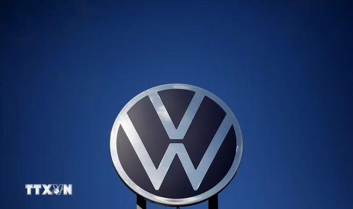 Biểu tượng hãng Volkswagen tại trụ sở ở Wolfsburg, Đức. (Ảnh: AFP/TTXVN)