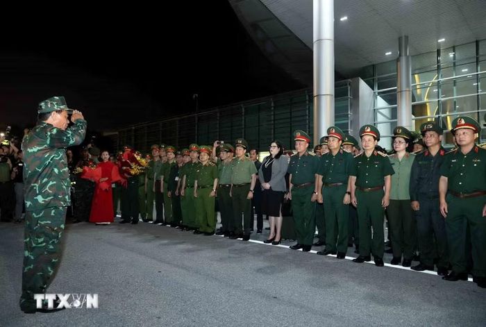 Lãnh đạo Bộ Quốc phòng và lãnh đạo Bộ Công an đón Đoàn cứu nạn, cứu hộ Việt Nam. (Ảnh: An Đăng/TTXVN)