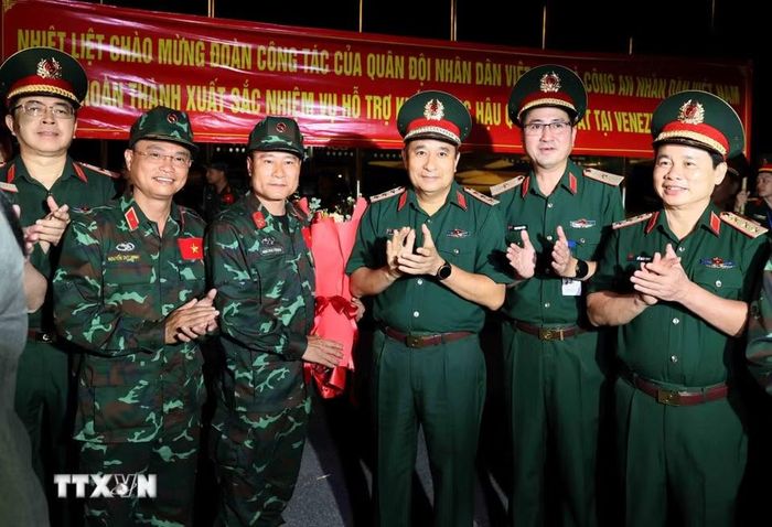 Thượng tướng Phùng Sĩ Tấn, Phó Tổng Tham mưu trưởng Quân đội nhân dân Việt Nam chúc mừng các thành viên trong đoàn trở về. (Ảnh: An Đăng/TTXVN)
