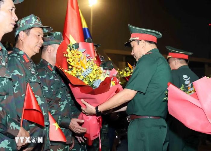 Lãnh đạo Bộ Quốc phòng tặng hoa chúc mừng đoàn. (Ảnh: An Đăng/TTXVN)