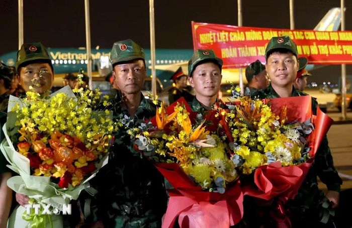 Đoàn cứu nạn, cứu hộ Việt Nam về đến sân bay Nội Bài, Hà Nội. (Ảnh: An Đăng/TTXVN)