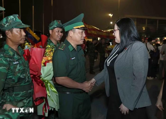 Đại biện lâm thời Venezuela tại Việt Nam Estela del Valle Quijada Súarez chúc mừng các thành viên trong đoàn cứu nạn, cứu hộ Việt Nam trở về. (Ảnh: An Đăng/TTXVN)