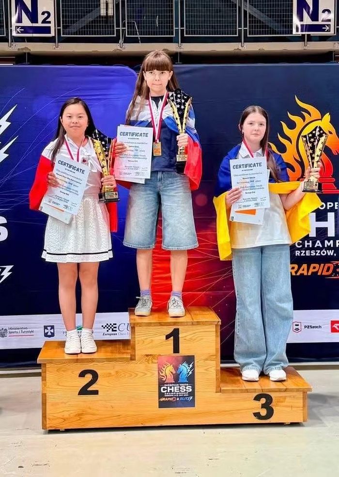 Kỳ thủ trẻ Nguyễn Đoàn Bảo Anh Angelina giành huy chương Bạc và danh hiệu Á quân châu Âu môn cờ nhanh.
