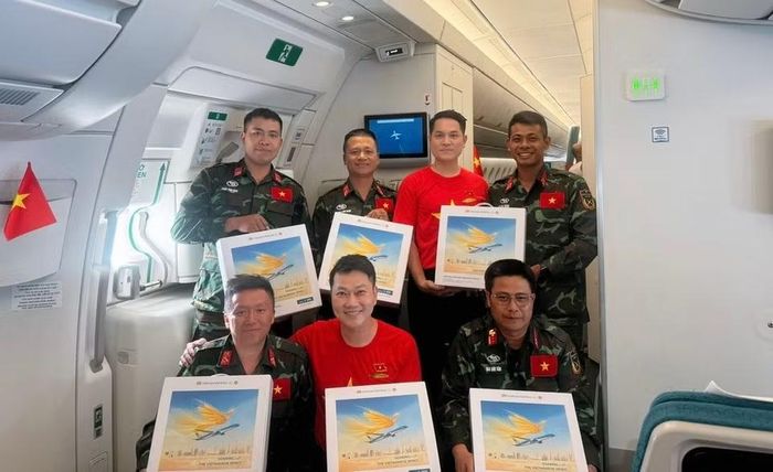 Trên chuyến bay, các tiếp viên của Vietnam Airlines mặc áo và cài huy hiệu cờ đỏ sao vàng, mang theo sắc màu Tổ quốc trong không gian khoang bay. (Ảnh: VNA cung cấp)