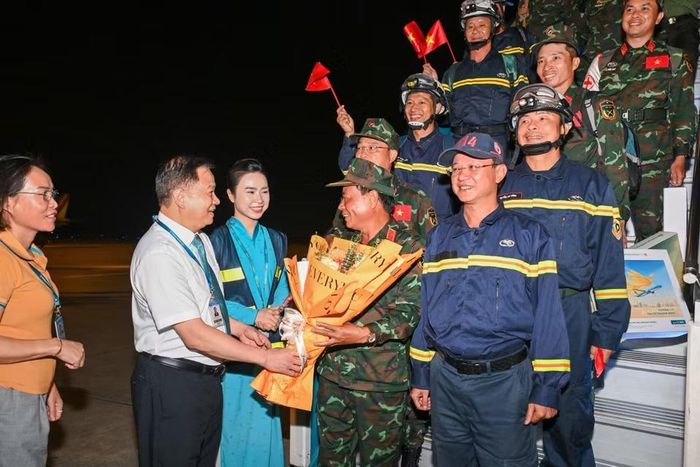 23h20 ngày 10/7, chuyến bay đặc biệt VN69 đã hạ cánh tại sân bay quốc tế Nội Bài, khép lại sứ mệnh nhân đạo đầy ý nghĩa tại Venezuela. (Ảnh: VNA cung cấp)