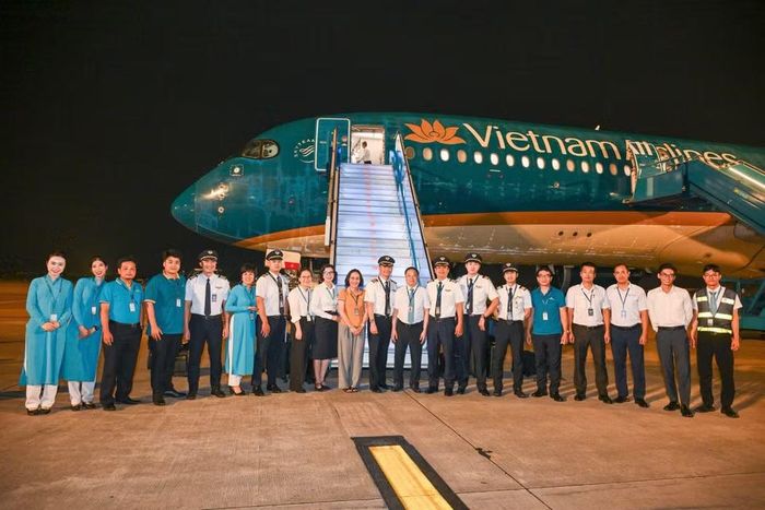 Mỗi chuyến bay đặc biệt của Vietnam Airlines không chỉ là nhiệm vụ mà còn là cam kết của Hãng hàng không Quốc gia trong việc lan tỏa tinh thần nhân ái, kết nối và sẻ chia với bạn bè quốc tế. (Ảnh: VNA cung cấp)
