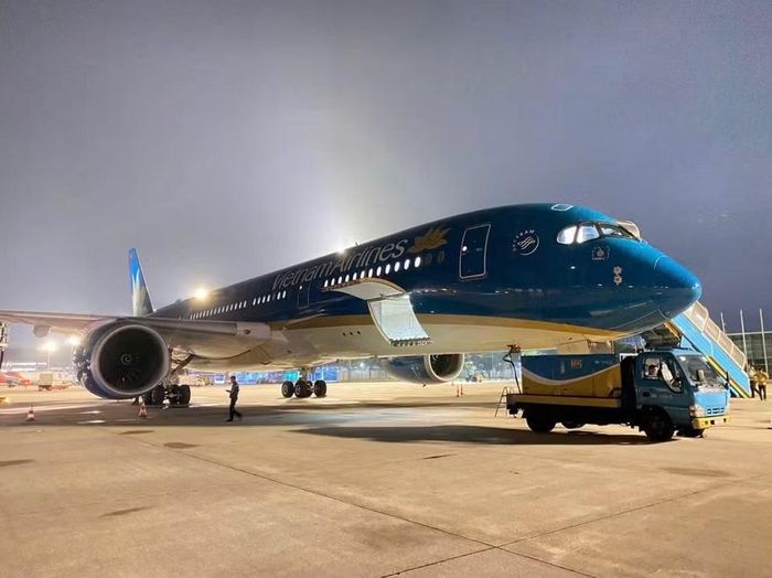 Chuyến bay đặc biệt của Vietnam Airlines được khai thác bằng máy bay thân rộng Airbus A350, thực hiện hành trình khứ hồi gần 48h với tổng quãng đường hơn 31.000 km, từ sân bay quốc tế Nội Bài đến sân bay quốc tế Caracas và ngược lại. (Ảnh: VNA cung cấp)