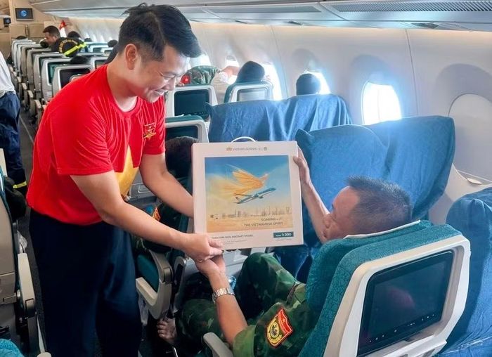 Phi hành đoàn cũng trao tặng mô hình máy bay cho các cán bộ, chiến sỹ như một món quà lưu niệm, thay cho lời cảm ơn và sự tri ân đối của Hãng. (Ảnh: VNA cung cấp)