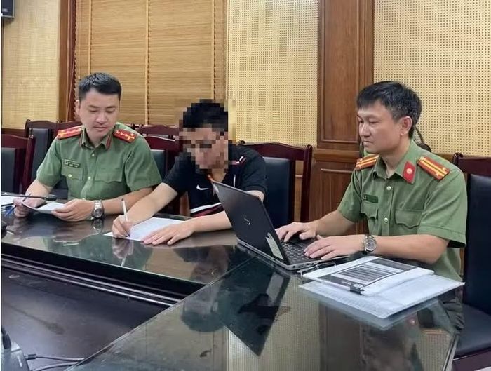 Công an Thành phố Hà Nội làm việc với thí sinh về tội làm lộ bí mật Nhà nước khi sử dụng công nghệ cao để gian lận trong Kỳ thi Tốt nghiệp Trung học phổ thông năm 2025. (Ảnh: Công an thành phố Hà Nội)