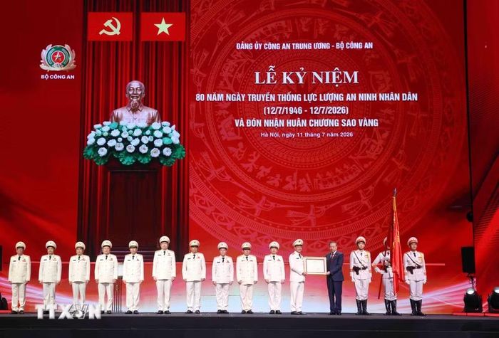 Tổng Bí thư, Chủ tịch nước Tô Lâm trao tặng Huân chương Sao Vàng cho lực lượng An ninh nhân dân. (Ảnh: Phạm Kiên/TTXVN)