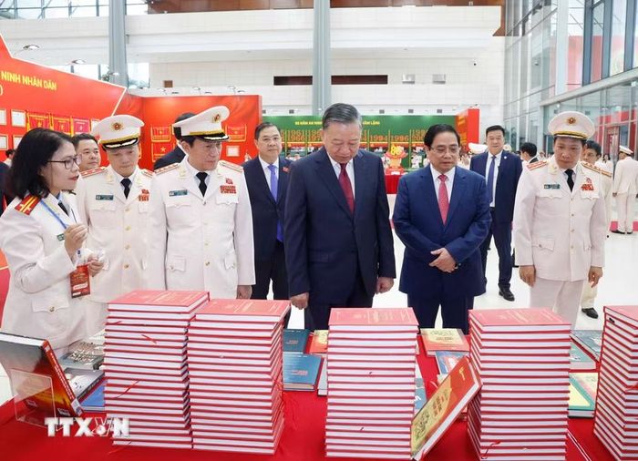 Tổng Bí thư, Chủ tịch nước Tô Lâm và các đại biểu tham quan triển lãm tại buổi lễ. (Ảnh: Thống Nhất/TTXVN)