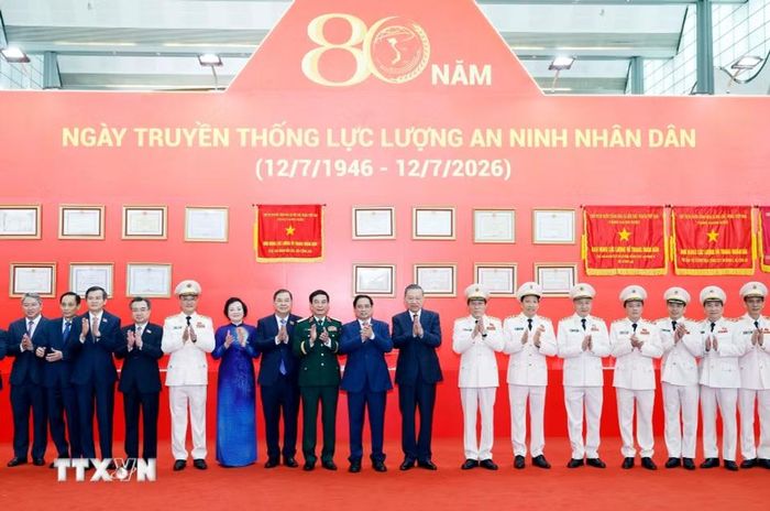 Tổng Bí thư, Chủ tịch nước Tô Lâm cùng các đồng chí lãnh đạo, nguyên lãnh đạo Đảng, Nhà nước đến dự Lễ kỷ niệm 80 năm Ngày truyền thống lực lượng An ninh nhân dân (12/7/1946-12/7/2026). (Ảnh: Thống Nhất/TTXVN)