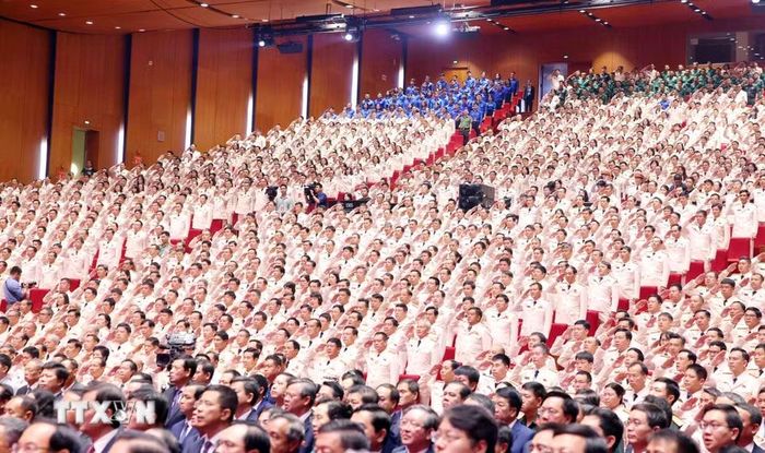 Các đồng chí lãnh đạo, nguyên lãnh đạo Đảng, Nhà nước và các đại biểu thực hiện nghi lễ chào cờ. (Ảnh: Phạm Kiên/TTXVN)