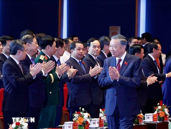 Tổng Bí thư, Chủ tịch nước Tô Lâm và các đại biểu đến dự Lễ kỷ niệm 80 năm Ngày truyền thống lực lượng An ninh nhân dân (12/7/1946 - 12/7/2026) và đón nhận Huân chương Sao vàng. (Ảnh: Thống Nhất/TTXVN)