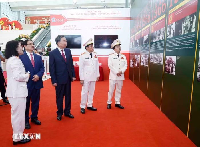 Tổng Bí thư, Chủ tịch nước Tô Lâm, nguyên Thủ tướng Chính phủ Phạm Minh Chính và các đại biểu tham quan trưng bày những hình ảnh về lực lượng An ninh nhân dân. (Ảnh: Thống Nhất/TTXVN)