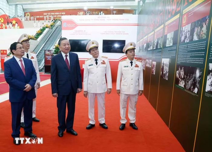 Tổng Bí thư, Chủ tịch nước Tô Lâm, nguyên Thủ tướng Chính phủ Phạm Minh Chính cùng các đại biểu tham quan trưng bày những hình ảnh của lực lượng An ninh nhân dân tại buổi lễ. (Ảnh: Thống Nhất/TTXVN)