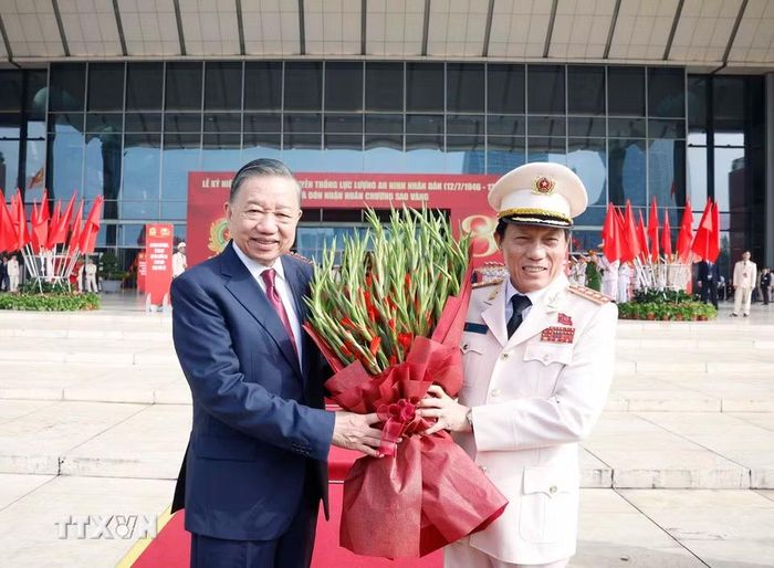 Đại tướng Lương Tam Quang, Ủy viên Bộ Chính trị, Bí thư Đảng ủy Công an Trung ương, Bộ trưởng Bộ Công an tặng hoa Tổng Bí thư, Chủ tịch nước Tô Lâm. (Ảnh: Thống Nhất/TTXVN)