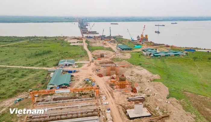 Bảy cây cầu vượt bắc qua sông Hồng đang được đầu tư, xây dựng sẽ góp phần giảm tải giao thông nội đô và các cầu hiện hữu. (Ảnh: Việt Hùng/Vietnam+)