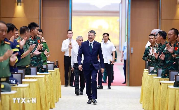 Thủ tướng Lê Minh Hưng dự Lễ tuyên dương Đoàn công tác Quân đội nhân dân Việt Nam và Công an Nhân dân Việt Nam hỗ trợ Venezuela khắc phục hậu quả động đất. (Ảnh: Dương Giang/TTXVN)