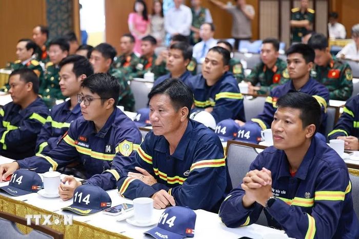 Đoàn công tác Công an Nhân dân Việt Nam hỗ trợ Venezuela khắc phục hậu quả động đất. (Ảnh: Dương Giang/TTXVN)
