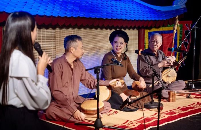 Chương trình còn mở ra không gian thể nghiệm, nơi khán giả được trực tiếp trò chuyện, giao lưu với các nghệ nhân gạo cội. (Ảnh: PV/Vietnam+)