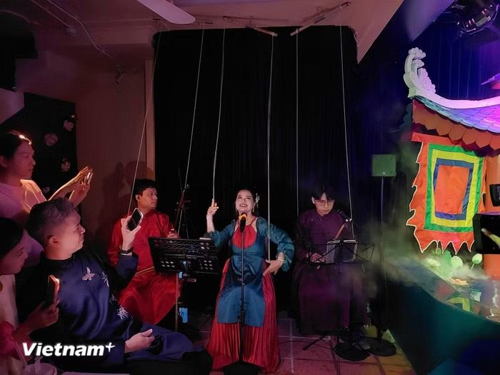 Các nghệ sỹ, nhạc công vào vai những con rối dây. (Ảnh: Minh Thu/Vietnam+)