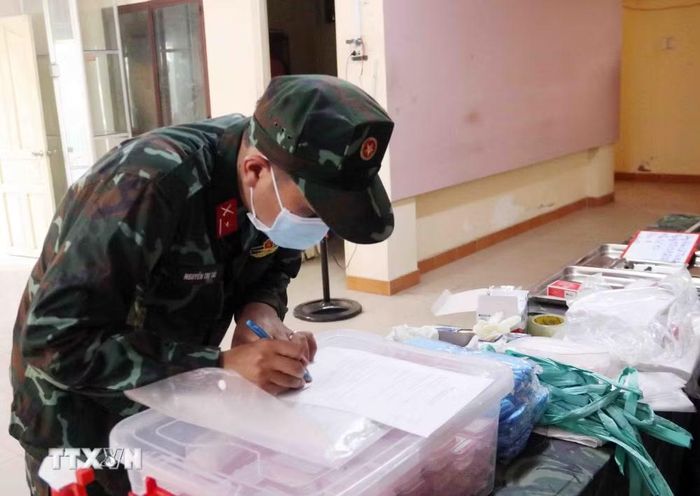 Công tác số hóa, lấy mẫu để xác định thông tin liệt sỹ. (Ảnh: Xuân Khu/TTXVN)