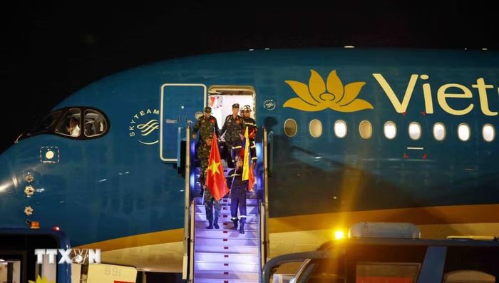 Lực lượng cứu hộ, cứu nạn của Quân đội nhân dân Việt Nam và Công an nhân dân Việt Nam về đến Hà Nội hoàn thành sứ mệnh hỗ trợ Venezuela khắc phục hậu quả trận động đất. (Ảnh: Phạm Kiên/TTXVN)