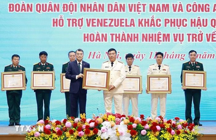 Thủ tướng Lê Minh Hưng trao Huân chương Bảo vệ Tổ quốc hạng Nhì và hạng Ba cho các tập thể có thành tích xuất sắc trong công tác hỗ trợ Venezuela khắc phục hậu quả động đất. (Ảnh: Dương Giang/TTXVN)