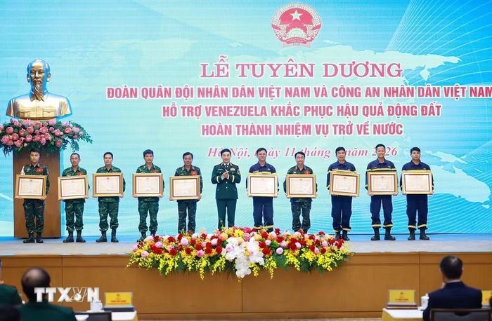 Đại tướng Phan Văn Giang, Phó Thủ tướng, Bộ trưởng Bộ Quốc phòng trao Huân chương Bảo vệ Tổ quốc hạng hạng Nhì và hạng Ba cho các cá nhân có thành tích xuất sắc trong công tác hỗ trợ Venezuela khắc phục hậu quả động đất. (Ảnh: Dương Giang/TTXVN)