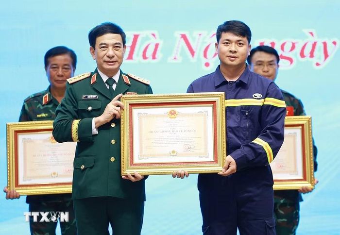 Đại tướng Phan Văn Giang, Phó Thủ tướng, Bộ trưởng Bộ Quốc phòng trao Huân chương Bảo vệ Tổ quốc hạng hạng Ba cho cá nhân có thành tích xuất sắc trong công tác hỗ trợ Venezuela khắc phục hậu quả động đất. (Ảnh: Dương Giang/TTXVN)