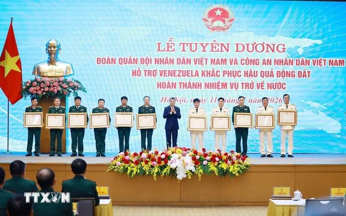 Thủ tướng Lê Minh Hưng trao Huân chương Bảo vệ Tổ quốc hạng Nhì và hạng Ba cho các tập thể có thành tích xuất sắc trong công tác hỗ trợ Venezuela khắc phục hậu quả động đất. (Ảnh: Dương Giang/TTXVN)