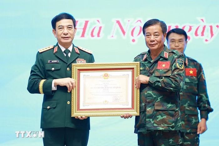 Đại tướng Phan Văn Giang, Phó Thủ tướng, Bộ trưởng Bộ Quốc phòng trao Huân chương Bảo vệ Tổ quốc hạng Nhì cho cá nhân có thành tích xuất sắc trong công tác hỗ trợ Venezuela khắc phục hậu quả động đất. (Ảnh: Dương Giang/TTXVN)
