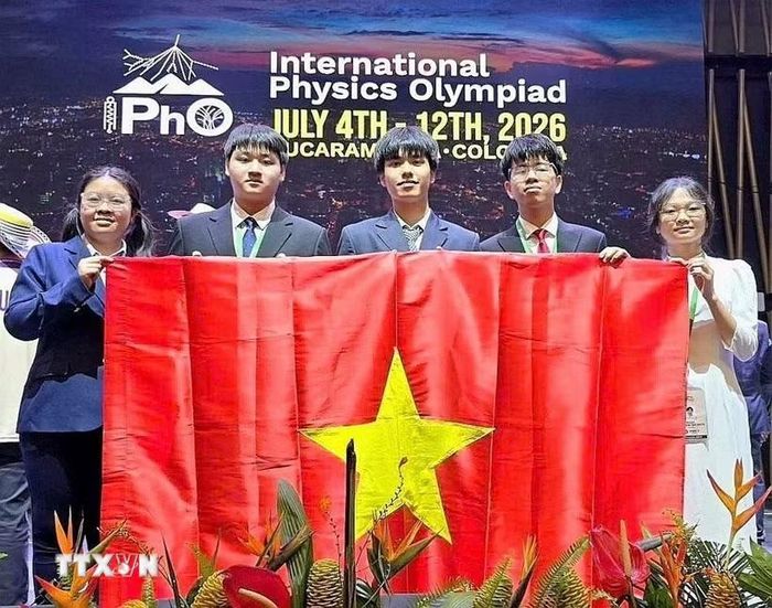 Đội tuyển quốc gia Việt Nam tham dự Olympic Vật lý quốc tế năm 2026, từ trái sang phải: Em Vũ Nguyên Nguyên, em Tạ Ngọc Minh, em Nguyễn Nhật Minh, em Lê Duy Khánh, em Nguyễn Thị Bích Ngọc. (Ảnh: TTXVN phát)