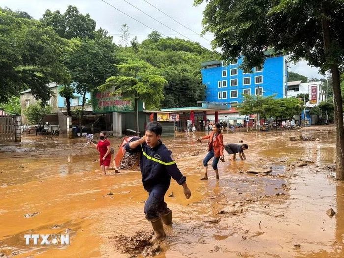 Bùn đất tràn trên mặt đường tại địa bàn xã Mường La, tỉnh Sơn La, sau mưa lớn. (Ảnh: TTXVN phát)