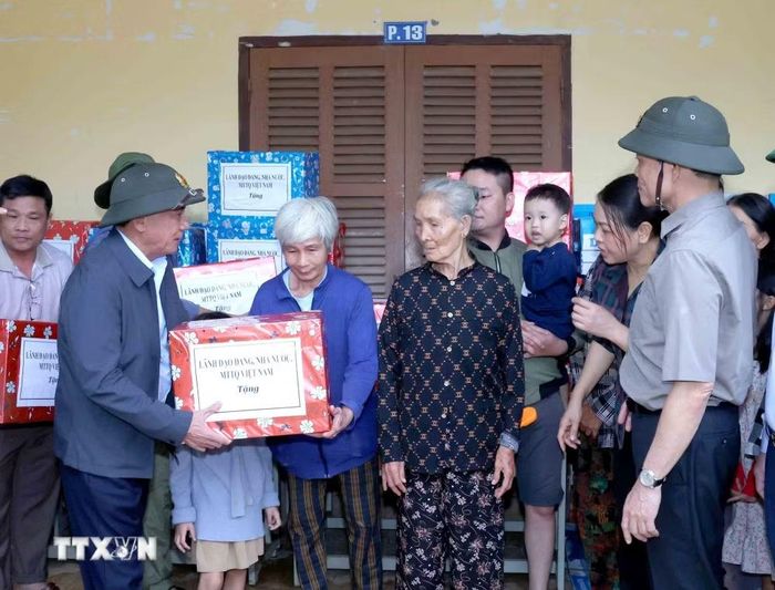 Thường trực Ban Bí thư Trần Cẩm Tú tặng quà hỗ trợ nhân dân xã Diên Điền, tỉnh Khánh Hòa, khắc phục thiệt hại nặng nề do mưa lũ, tháng 11/2025. (Ảnh: Phương Hoa/TTXVN)