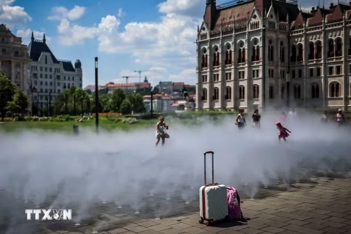 Người dân tại Budapest, Hungary ngày 24/6/2026. (Ảnh: THX/TTXVN phát)