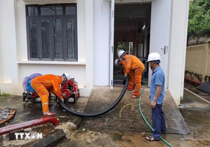 Cán bộ, nhân viên Xí nghiệp lưới điện cao thế Sơn La bơm tiêu úng tại Tổ thao tác lưu động trạm biến áp 110kV Mường La, tỉnh Sơn La. (Ảnh: TTXVN phát)