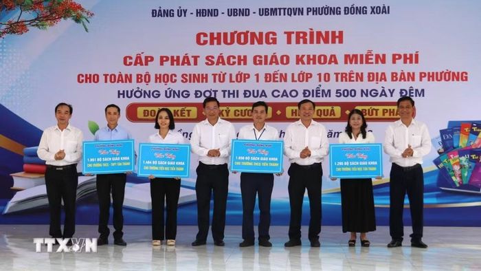Lãnh đạo phường Đồng Xoài trao tặng Bảng tượng trưng sách giáo khoa cho các trường học trên địa bàn. (Ảnh: Nhật Bình/TTXVN)