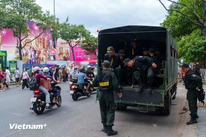 Lực lượng Cảnh sát Cơ động được huy động tối đa để đảm bảo an ninh trật tự cho đêm chung kết. (Ảnh: Thanh Phong/Vietnam+)