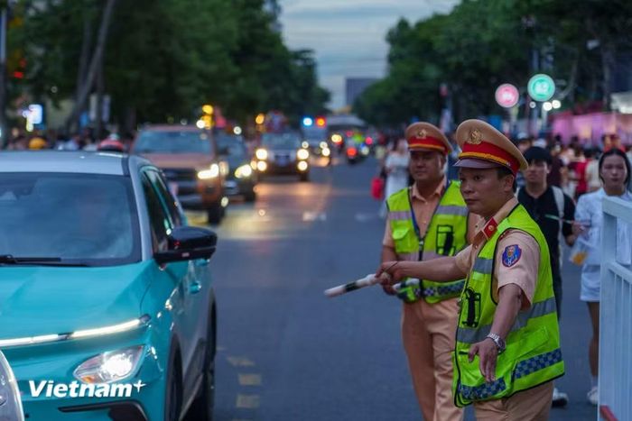 Lực lượng Cảnh sát Giao thông làm việc vất vả, liên tục điều tiết giao thông khi lượng người đổ về quá đông. (Ảnh: Thanh Phong/Vietnam+)