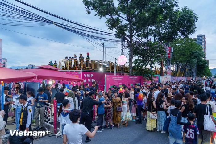 Khu vực bên ngoài khán đài VIP cũng đông nghịt người dân tập trung qua cổng an ninh, chờ đợi màn so tài đỉnh cao. (Ảnh: Thanh Phong/Vietnam+)