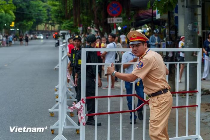 Dù vất vả với khối lượng công việc khổng lồ, nụ cười vẫn nở trên môi các chiến sĩ công an làm nhiệm vụ. (Ảnh: Thanh Phong/Vietnam+)
