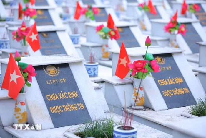 Nhiều phần mộ tại Nghĩa trang Liệt sỹ Quốc gia Vị Xuyên, tỉnh Tuyên Quang đến nay vẫn chưa xác định được danh tính liệt sỹ. (Ảnh: Minh Tâm/TTXVN)